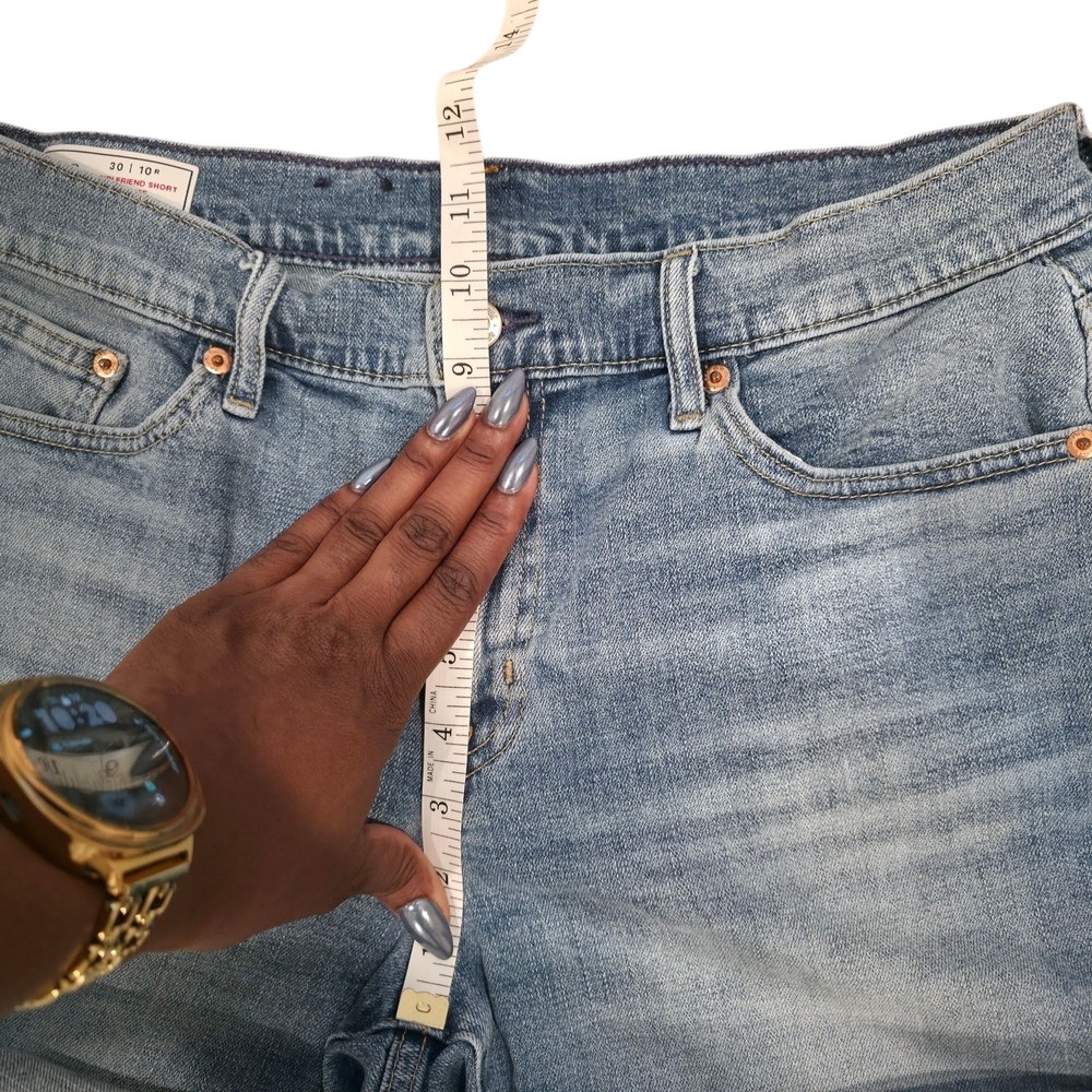 ๐ GAP Medium Wash 5" Girlfriend Jean Shorts | Size 10 | Mid Rise ๐ - Picture 6 of 7